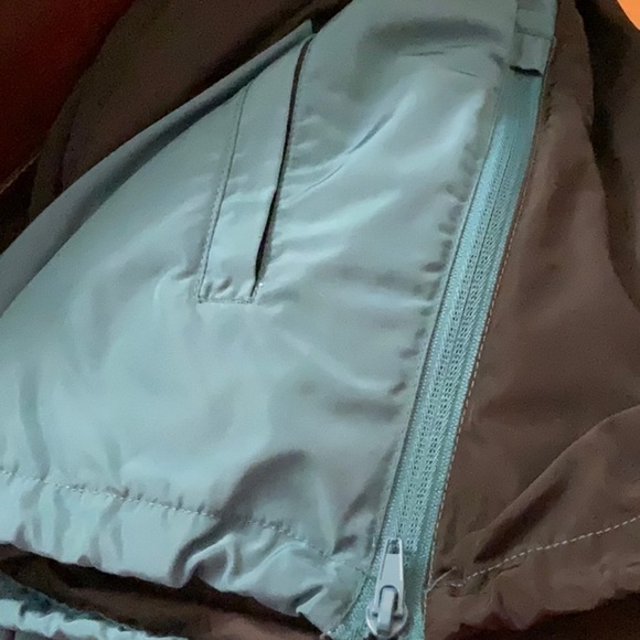 Rvca long sleeve windbreaker with hook and side zipper. Size M - Picture 7 of 7